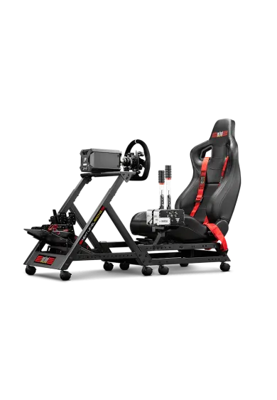 Next Level Racing Kokpit GT Track z przykładowymi akcesoriami widok od przodu z lewej