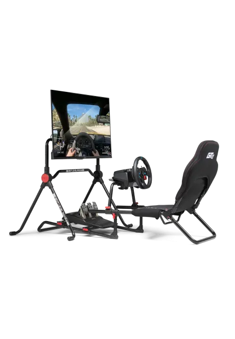 Next Level Racing GTLite Junior wyposażony w telewizor na stojaku, kierownice i pedały, widok od przodu z lewej
